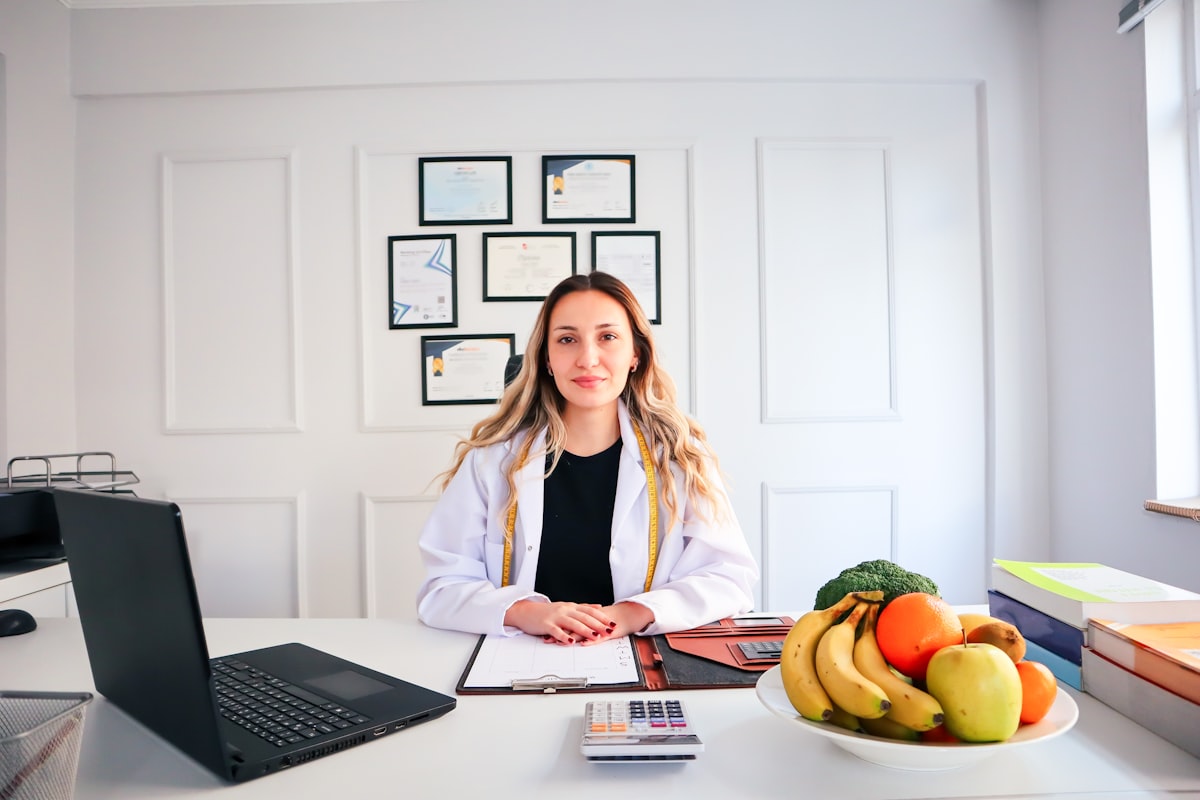 Nutricionista trabajando con cliente en evaluación personalizada