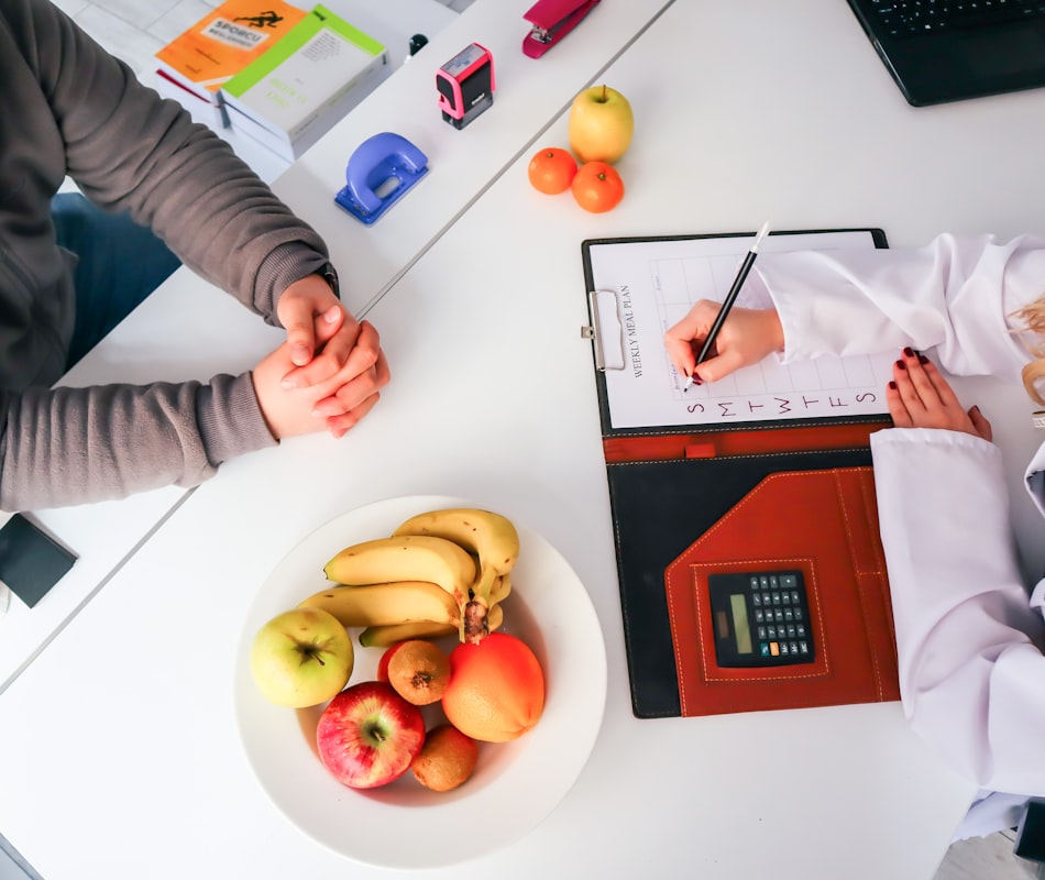 Nutricionista certificado brindando asesoría